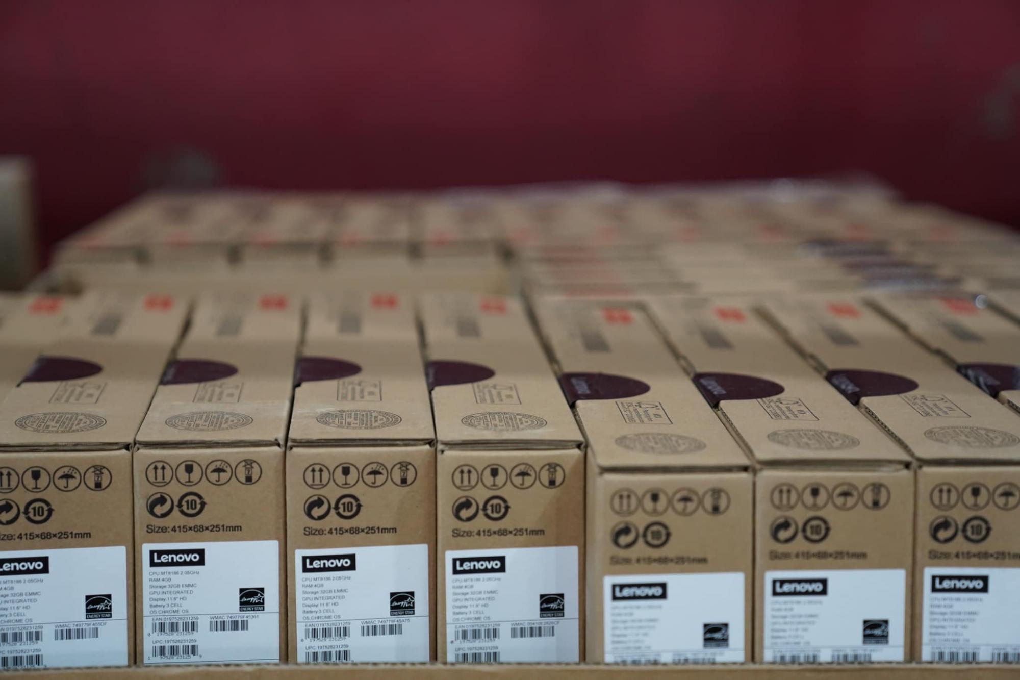 Оксен Лісовий показав, які комп’ютери отримають українські школярі