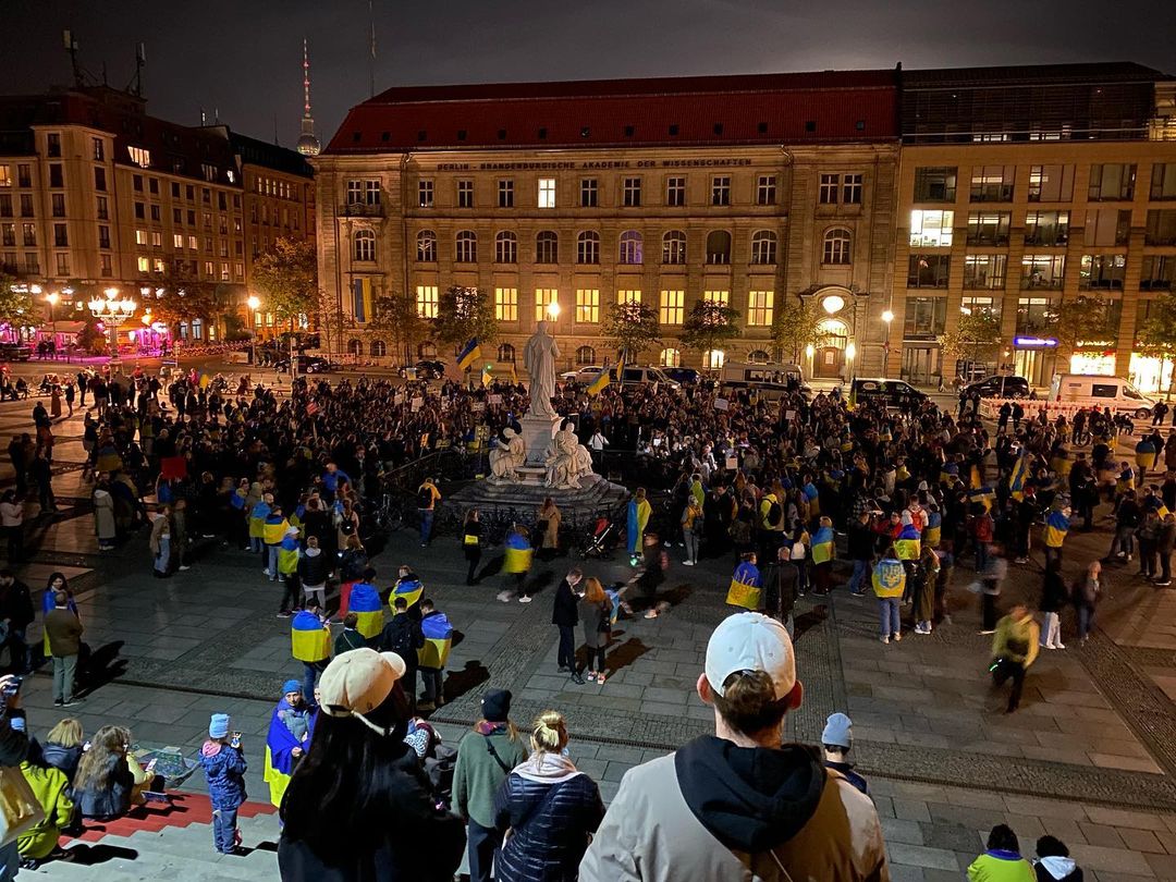 Ракетный террор РФ вывел на митинги в поддержку Украины тысячи людей в разных странах: фото и видео