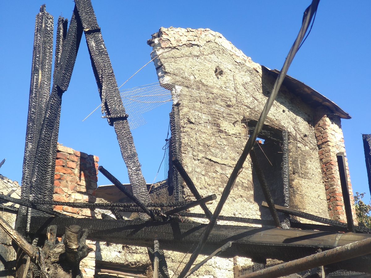 Батько загиблого героя України живе у землянці: фото, від яких стає боляче