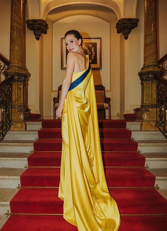 Колишня прем’єр-міністр Фінляндії Санна Марін засвітилась у жовто-блакитній сукні (фото)