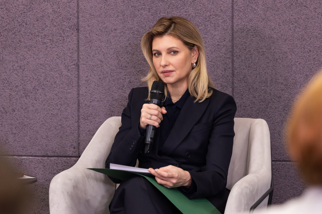 Вся в черном, но с улыбкой: Елена Зеленская взволновала новым образом (фото)