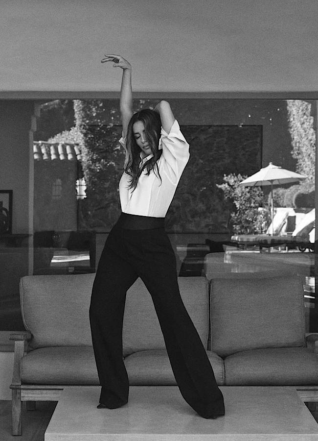 Єва Лонгорія показала запальні танці на столі (фото)