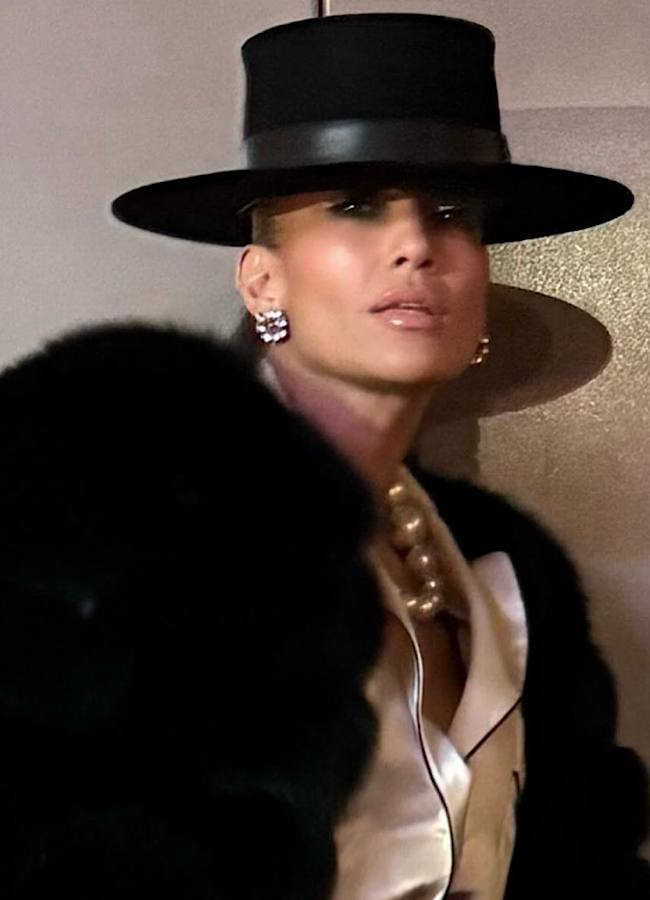 Джей Ло показала, як стильно поєднати капелюх з білим костюмом (фото)