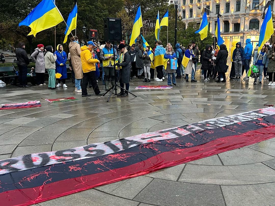 Ракетный террор РФ вывел на митинги в поддержку Украины тысячи людей в разных странах: фото и видео