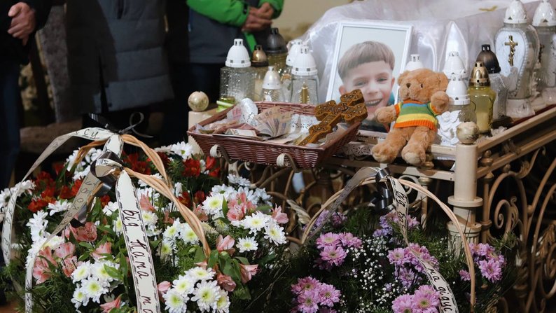 "Молились все". Провели в последний путь 5-летнего Велеса, умершего после удаления зубов