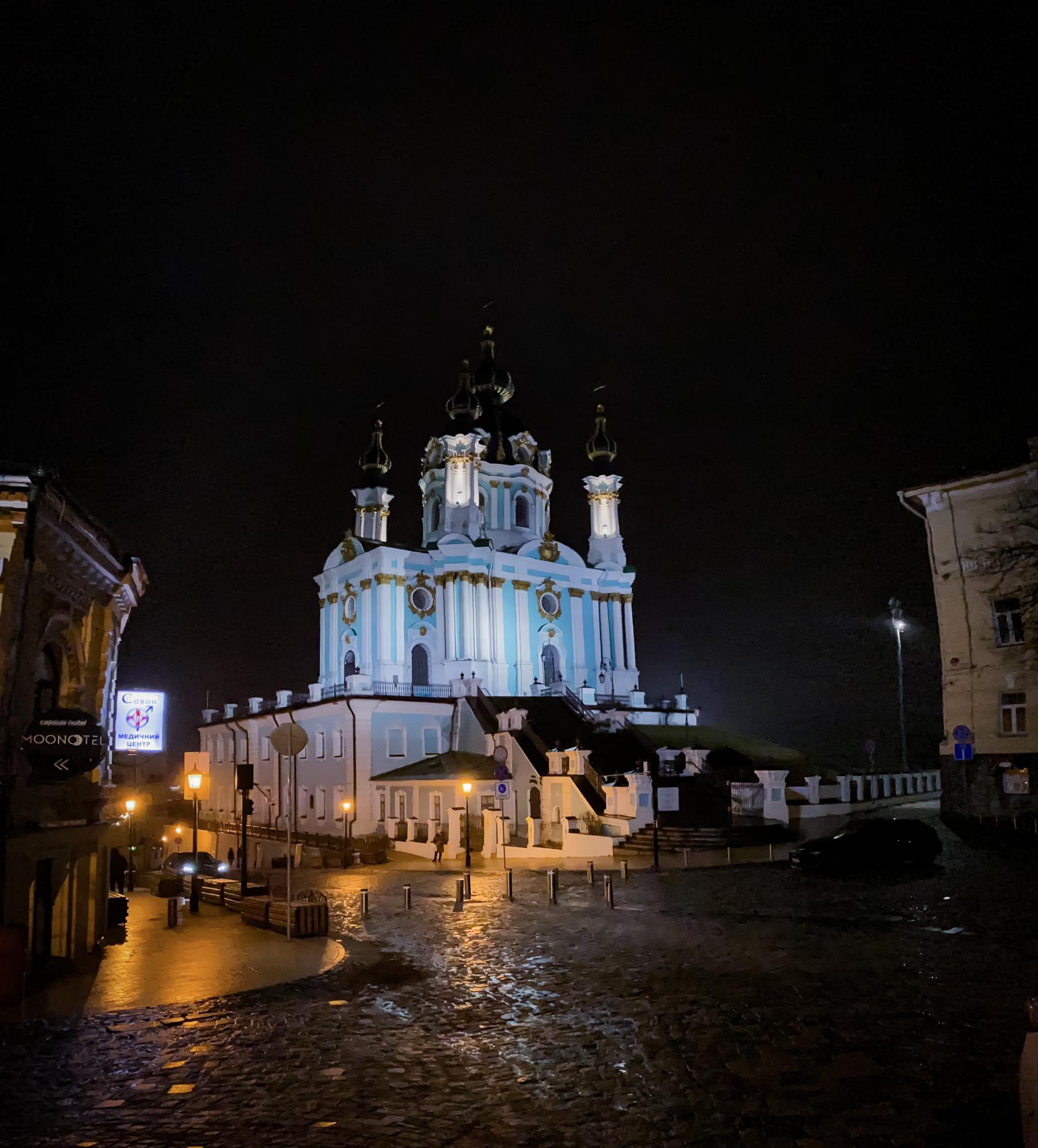 Після понад дворічну перерву Андріївська церква в Києві знову засяяла