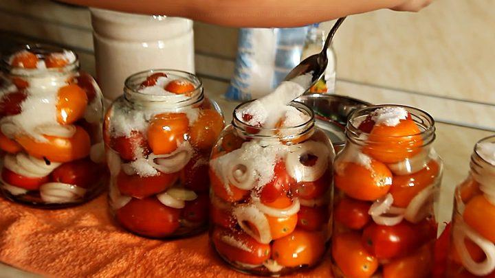 Солодкі помідори з цибулею без стерилізації на зиму
