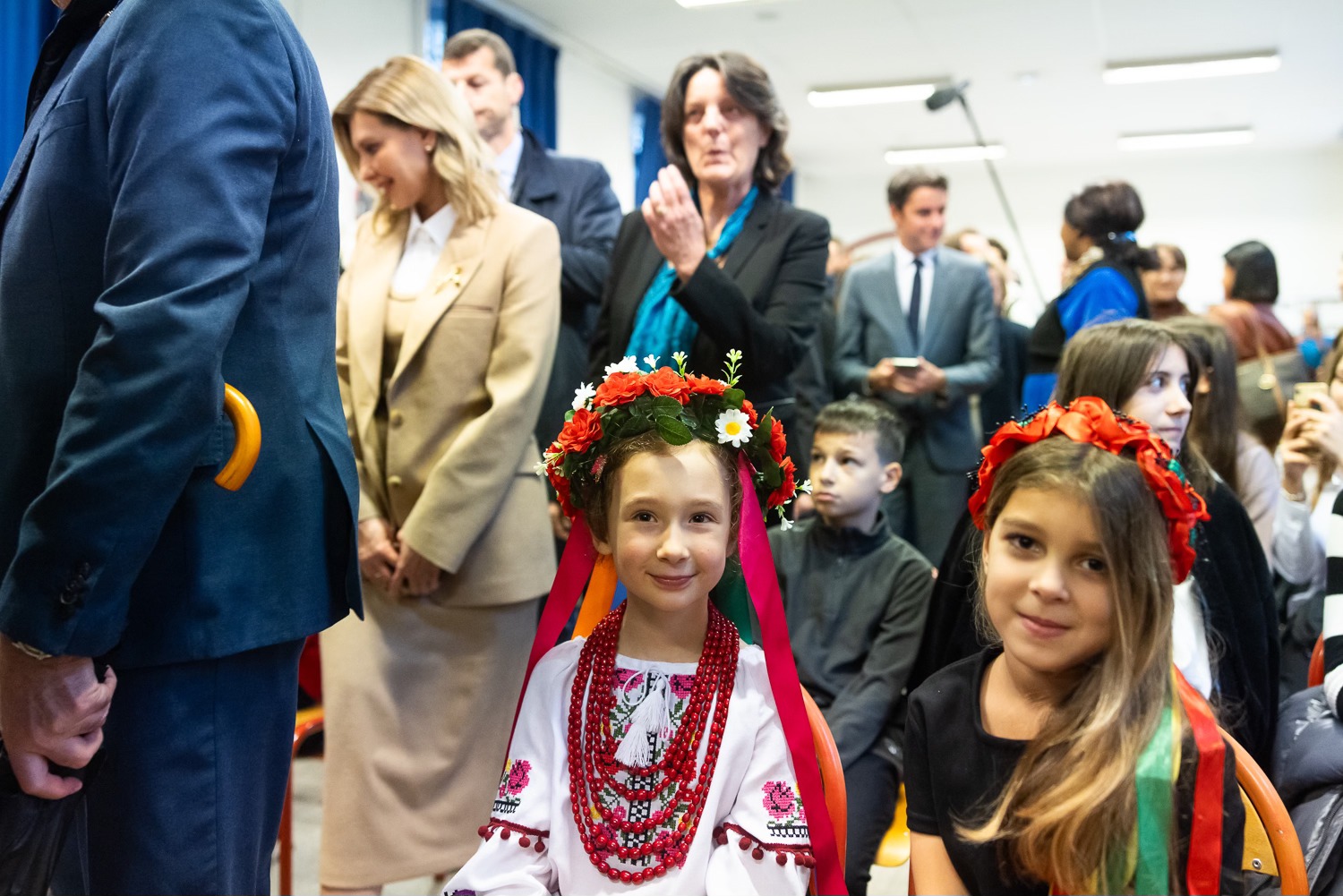 Зеленська у вишуканому бежевому костюмі зустрілася з Бріджіт Макрон (фото)