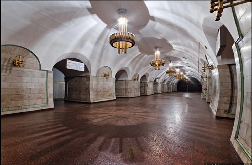 Атмосферно и красиво. Смотрите, как выглядят станции метро Киева ночью