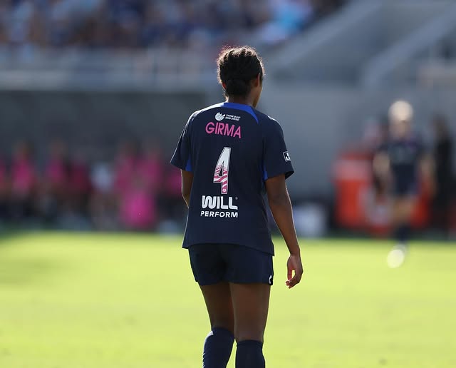 Як виглядає та що публікує у соцмережах Наомі Гірма, яка стала найдорожчою футболісткою в історії