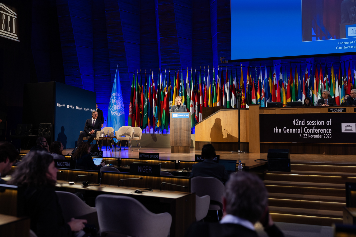 Зеленська вразила французів стильним жакетом з кульбабами під час виступу на конференції ЮНЕСКО