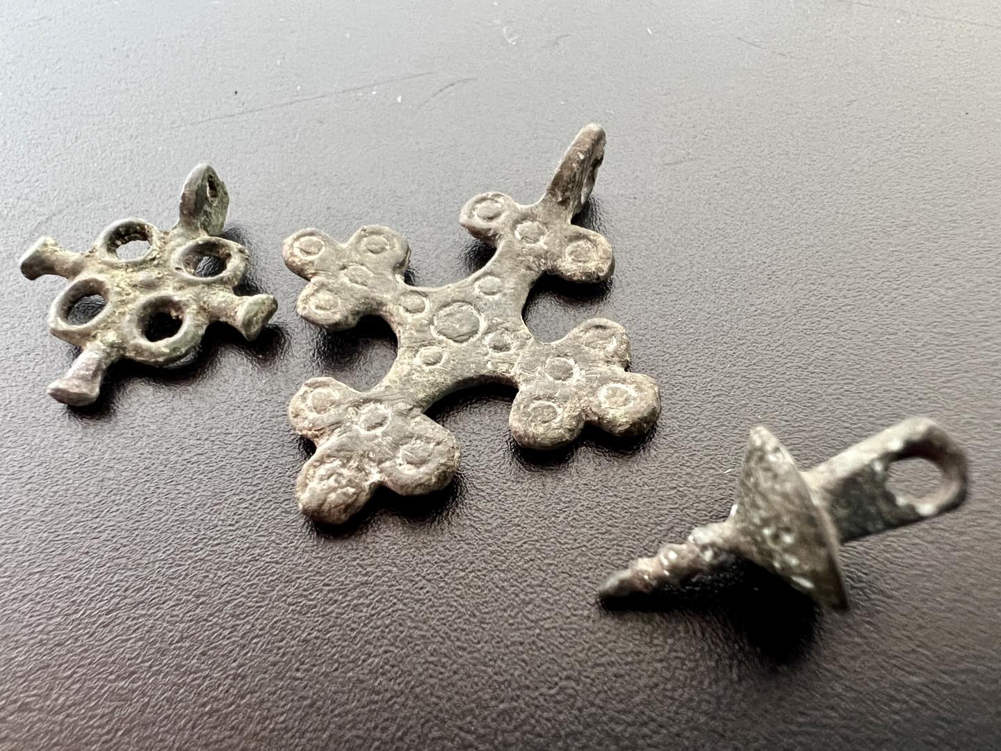 Ікону ХІХ століття і хрестики часів Київської Русі намагалися незаконно вивезти з України (фото)