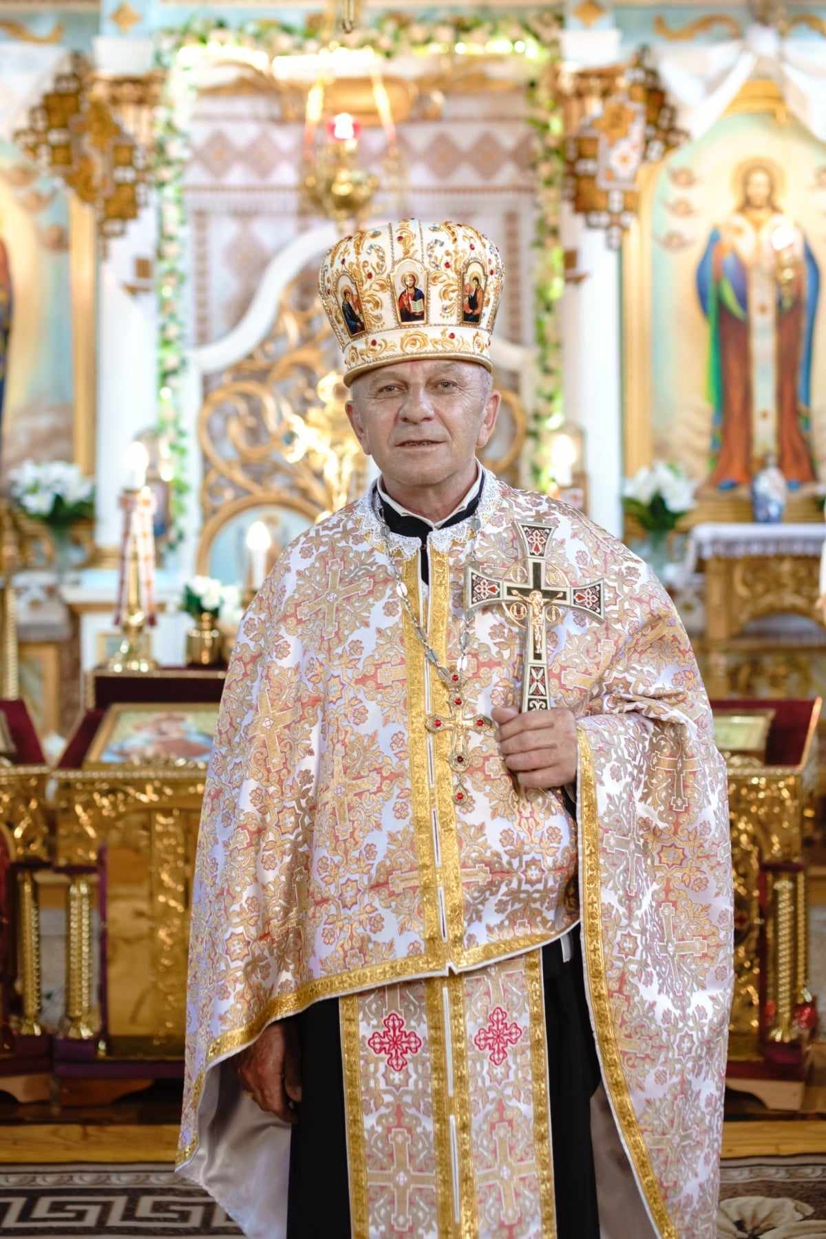 Украинский священник, который 22 года носит протезы, трогательно поддержал военного (фото)