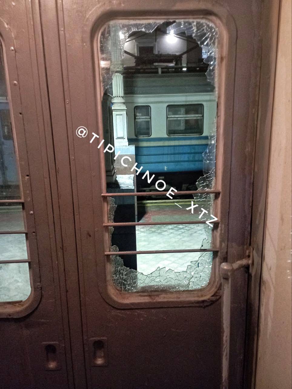 Потяги Укрзалізниці трощать підлітки: з'явилися нові фото після малолітніх вандалів