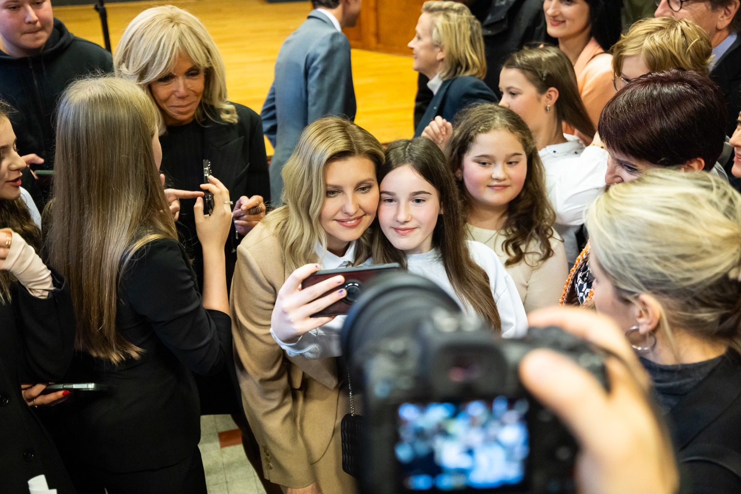 Зеленська у вишуканому бежевому костюмі зустрілася з Бріджіт Макрон (фото)