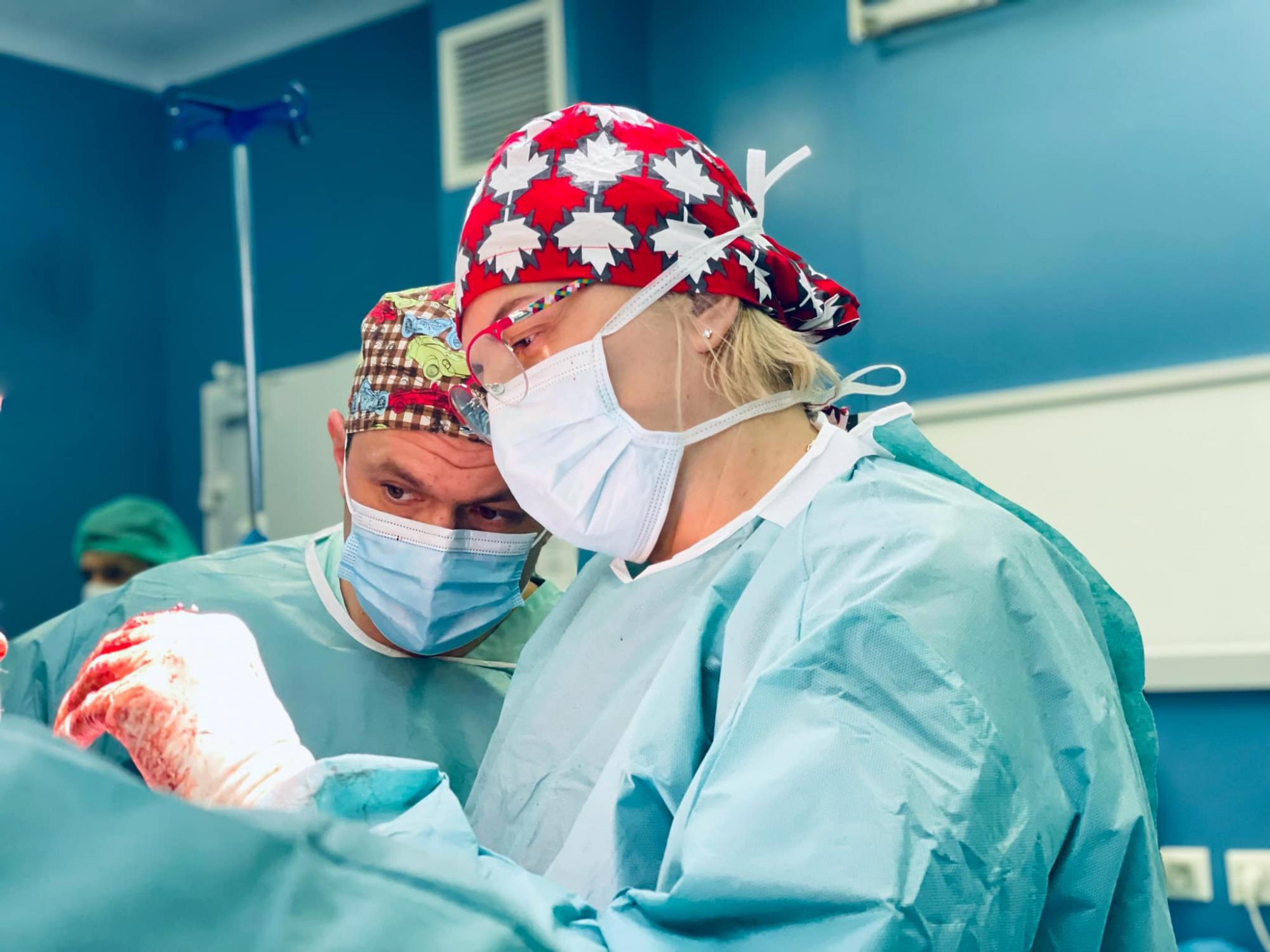 Лише це могло врятувати дівчину з раком: в Україні лікарі провели ризиковану операцію