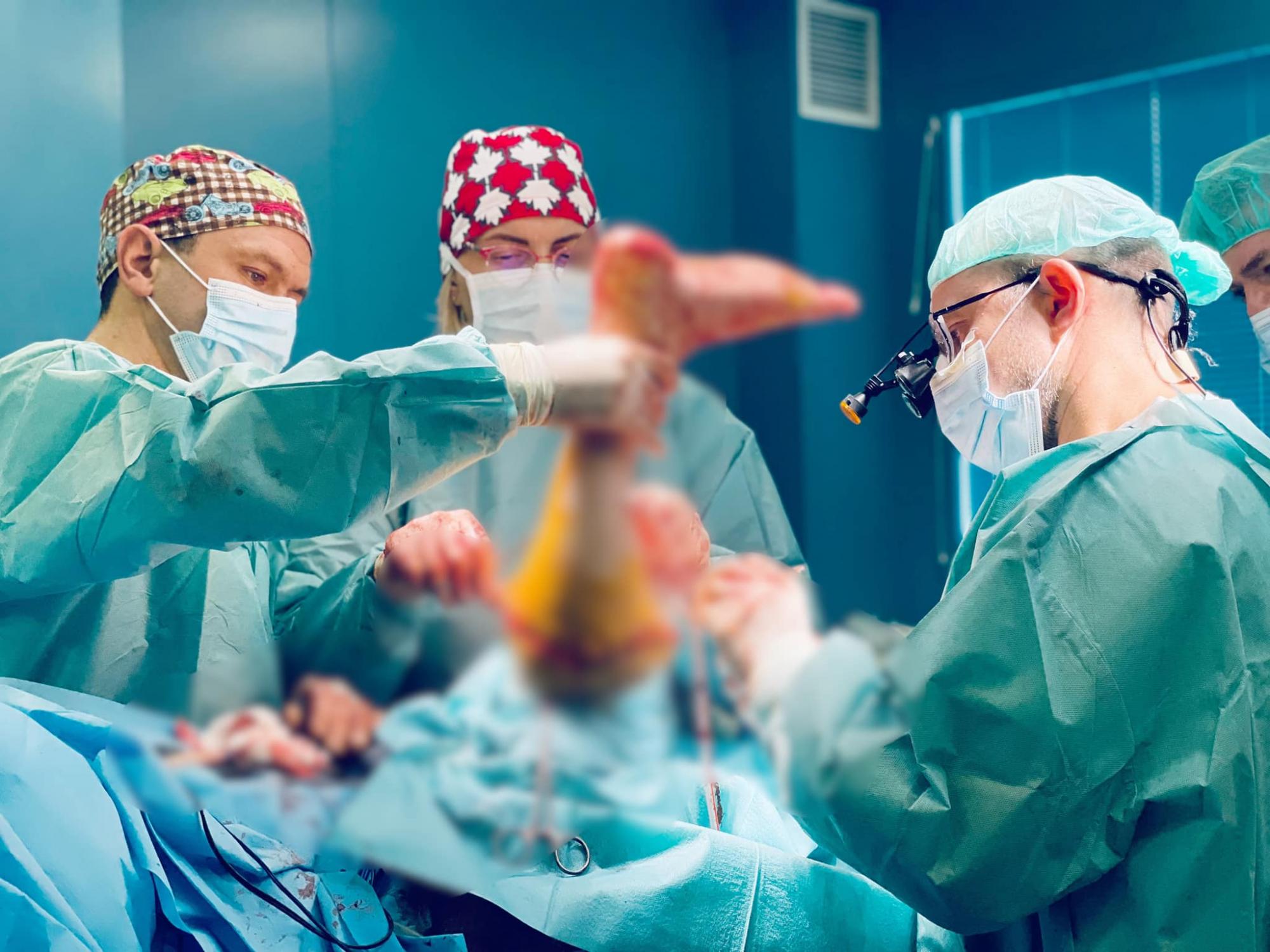 Лише це могло врятувати дівчину з раком: в Україні лікарі провели ризиковану операцію