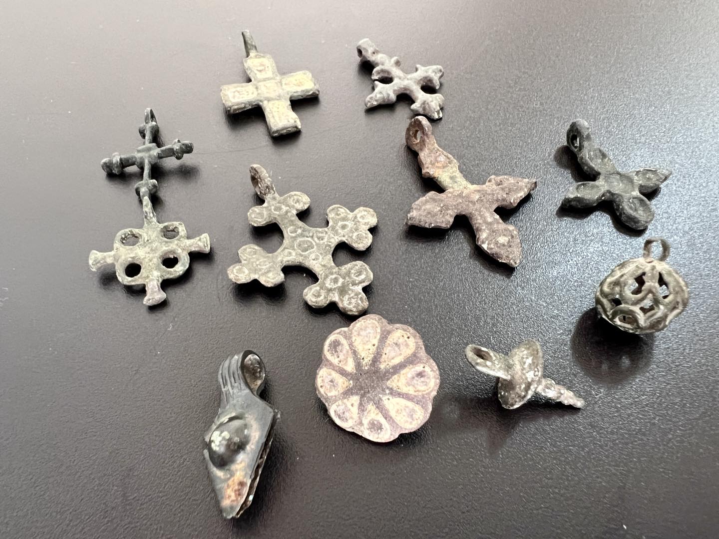 Ікону ХІХ століття і хрестики часів Київської Русі намагалися незаконно вивезти з України (фото)