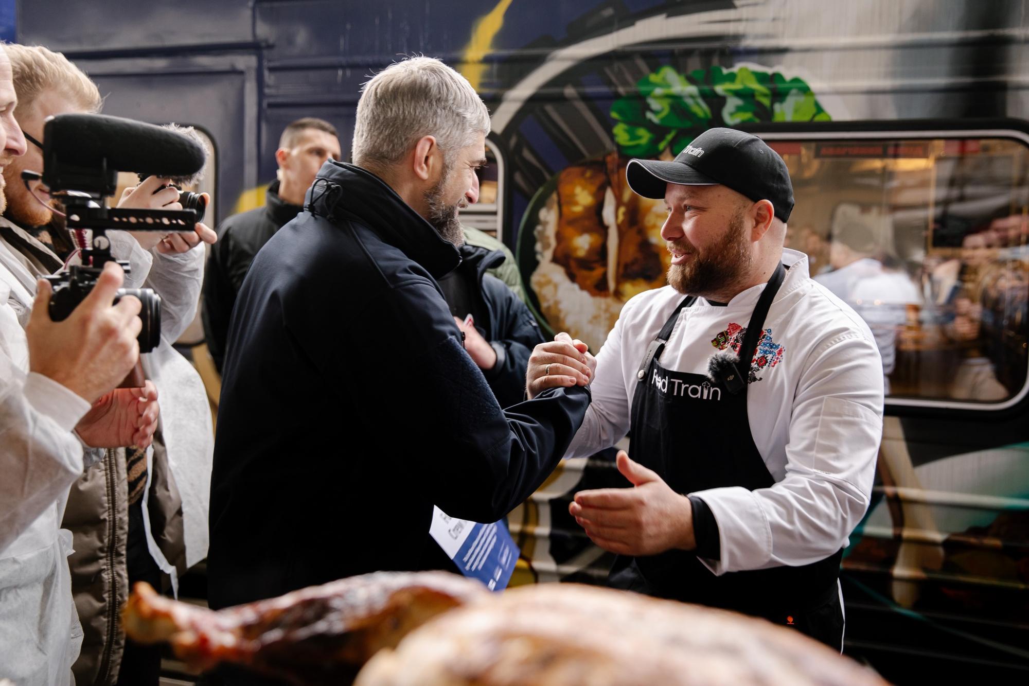 Укрзалізниця запустила унікальні поїзди-кухню. Дивіться, як він виглядає