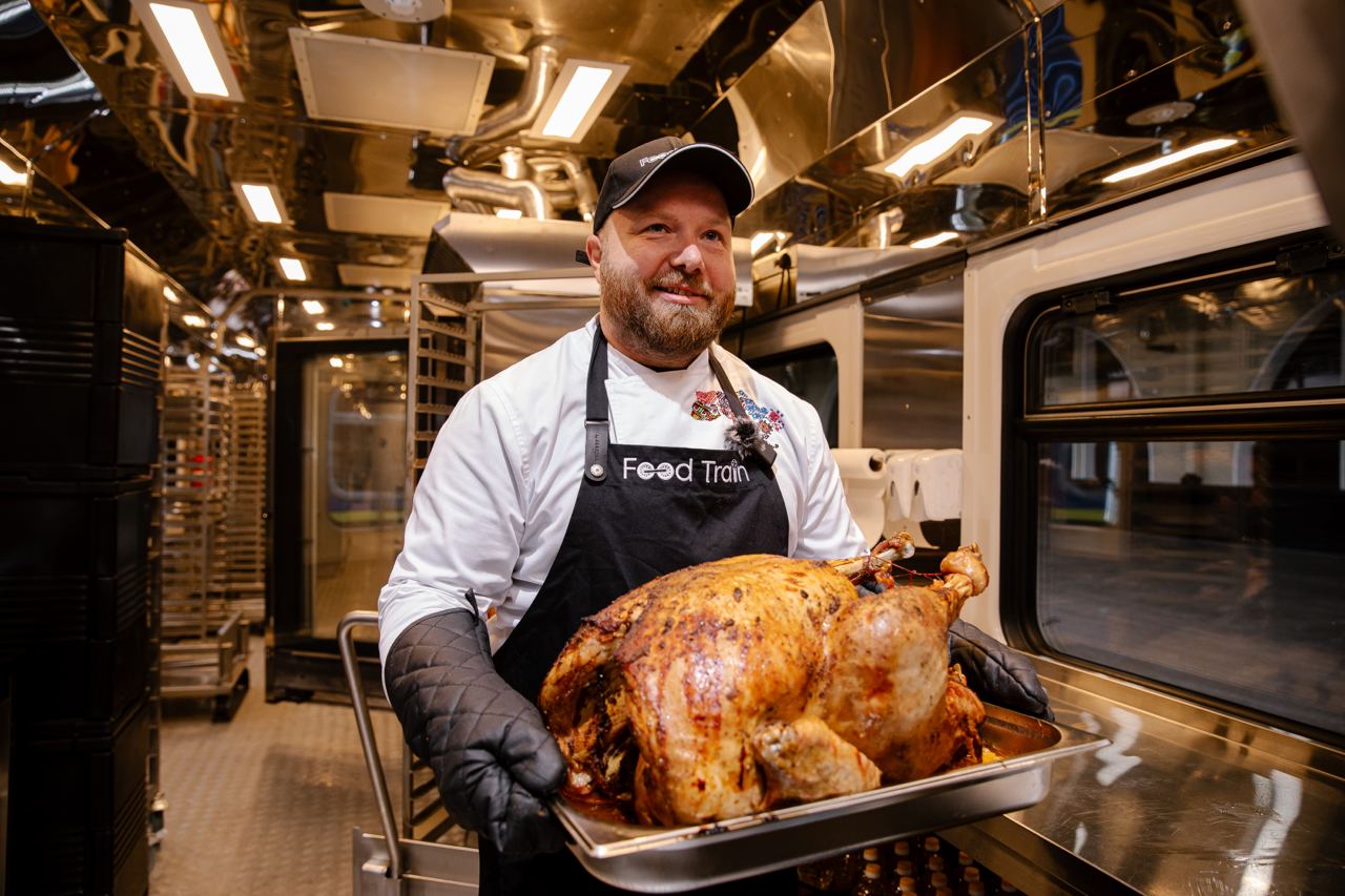 Укрзалізниця запустила унікальні поїзди-кухню. Дивіться, як він виглядає
