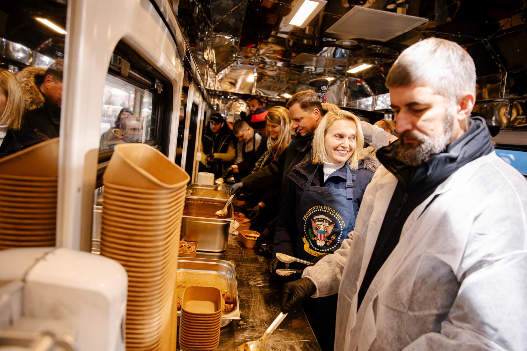 Укрзалізниця запустила унікальні поїзди-кухню. Дивіться, як він виглядає