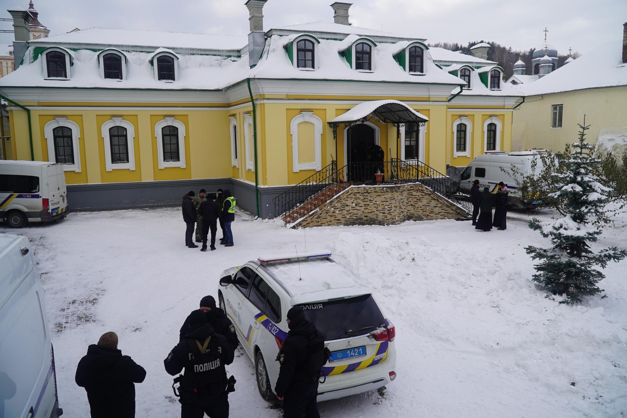 "Студентів направили до підвалу". На Тернопільщині виник скандал між церквою та поліцією (відео)