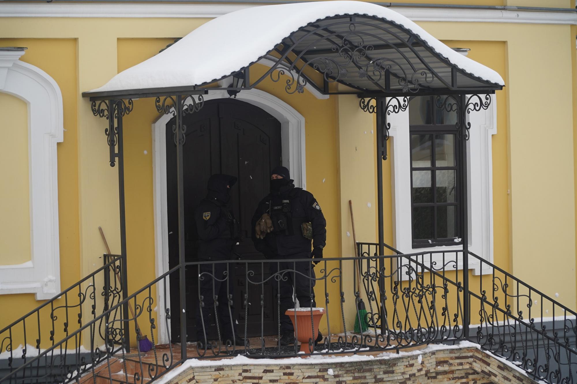 "Студентів направили до підвалу". На Тернопільщині виник скандал між церквою та поліцією (відео)