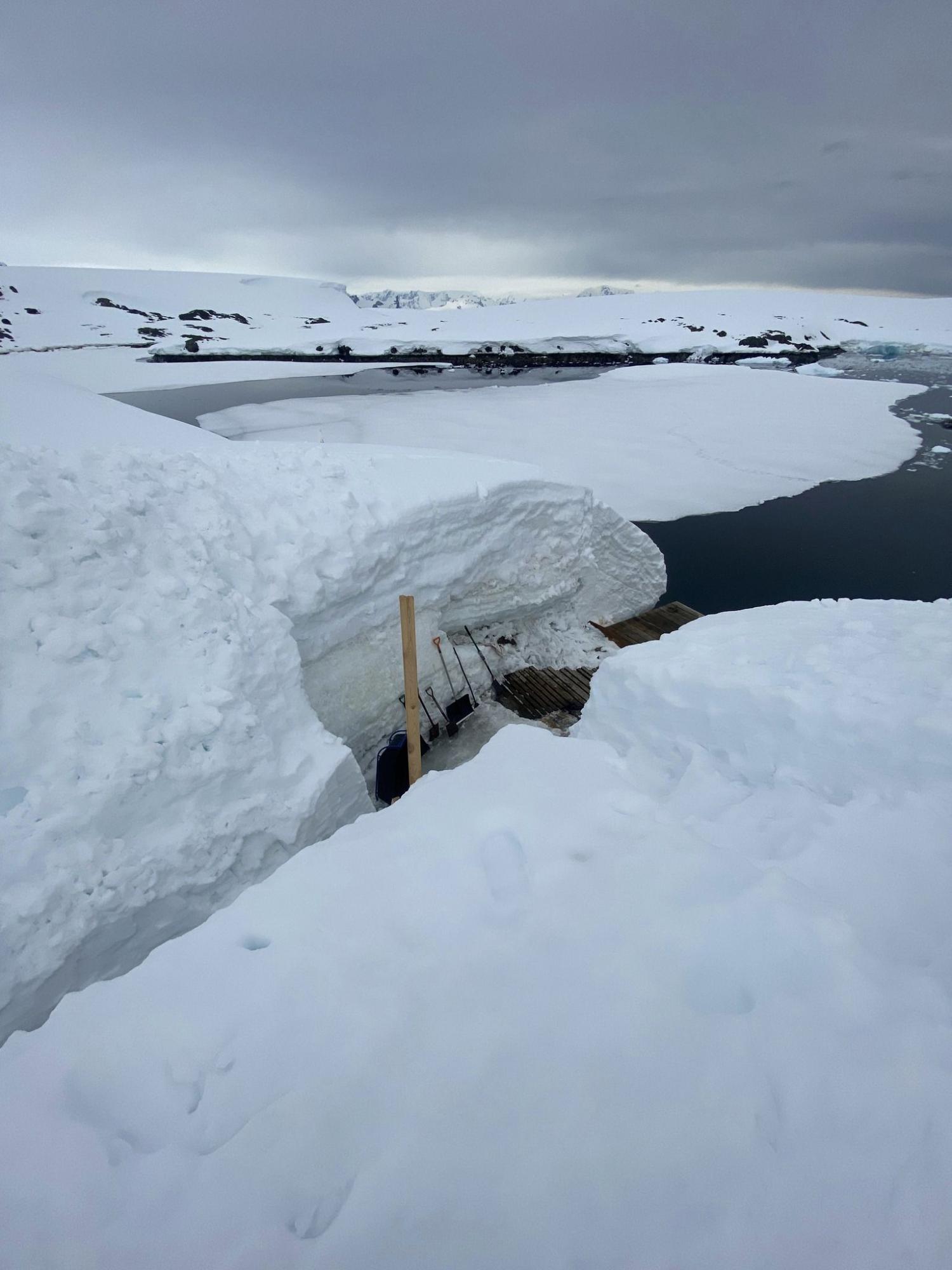 Українські полярники показали величезний рів, який викопали у снігу: захоплюючі фото