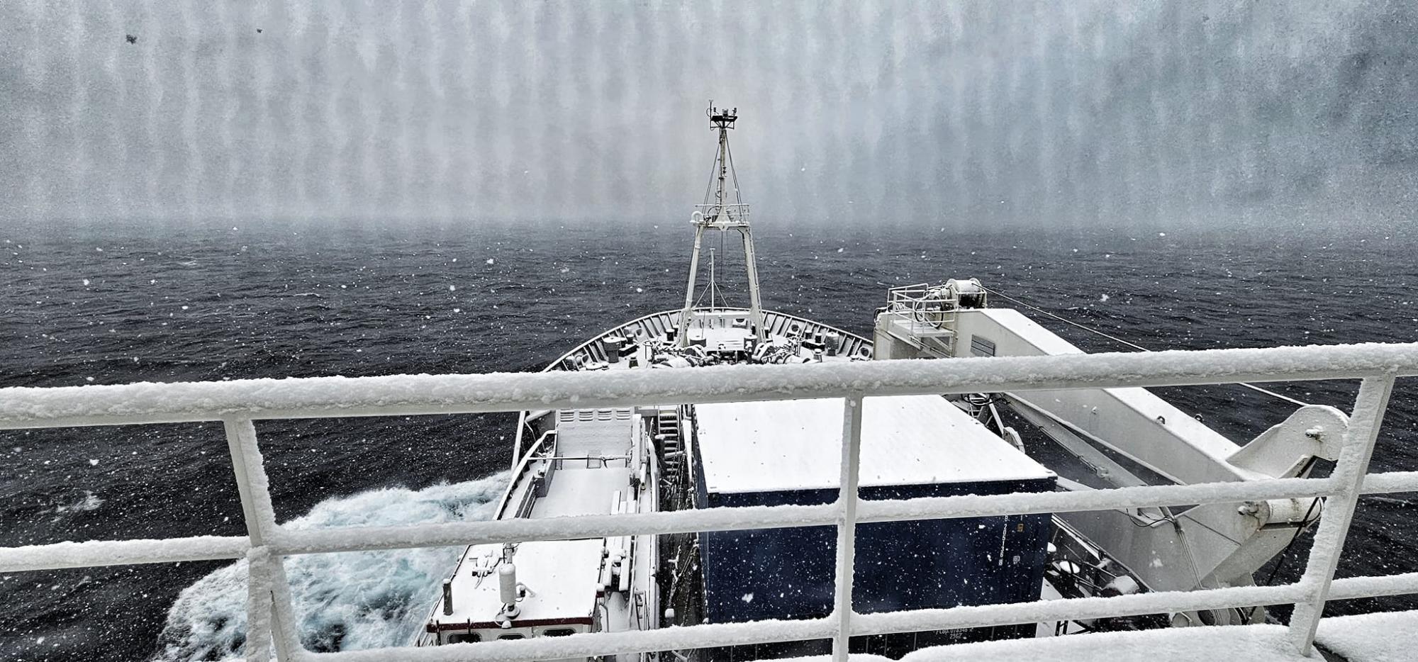 Українські полярники показали величезний айсберг в Антарктиці: неймовірні фото