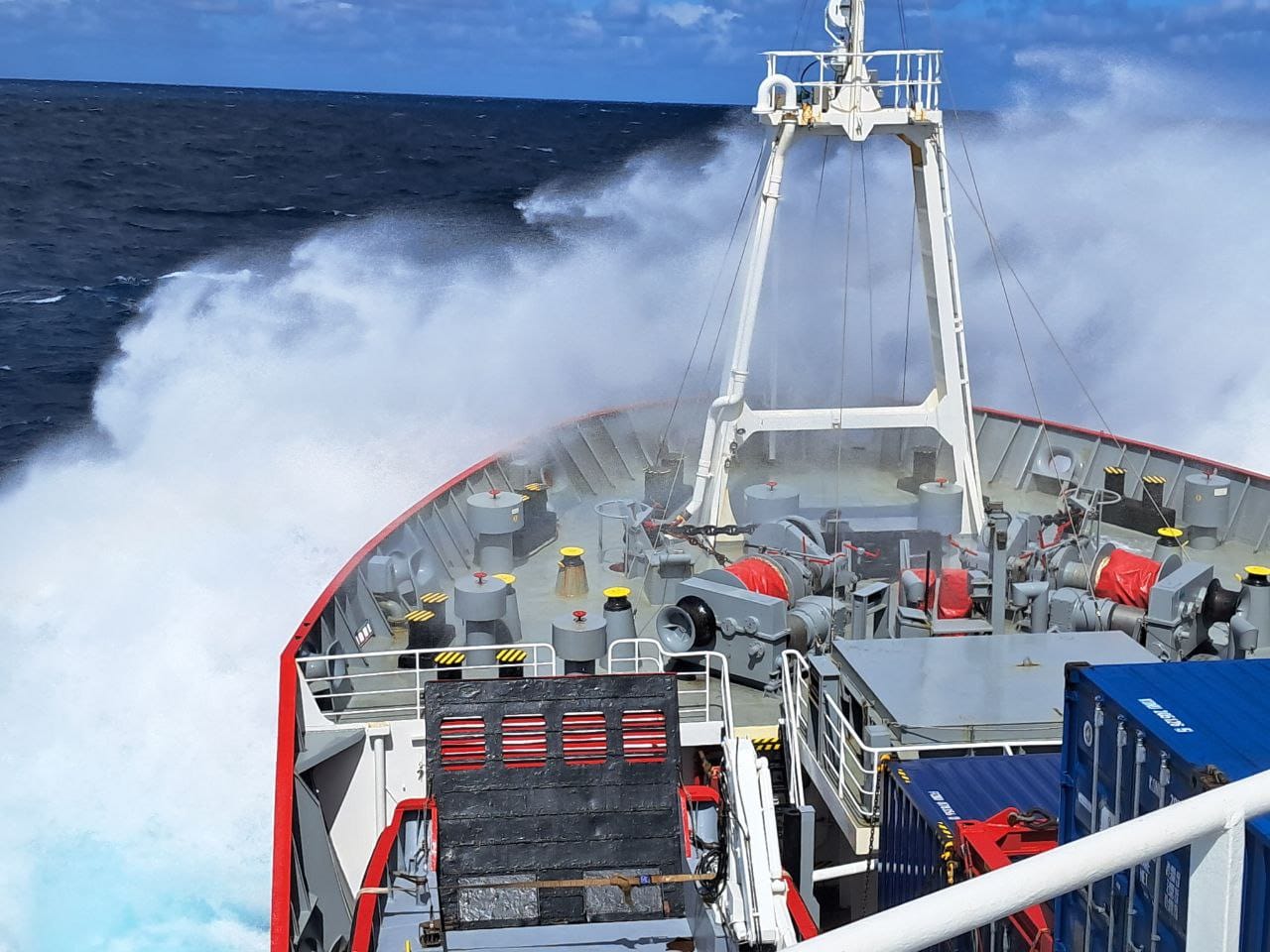 Украинские полярники показали огромный айсберг в Антарктике: невероятные фото