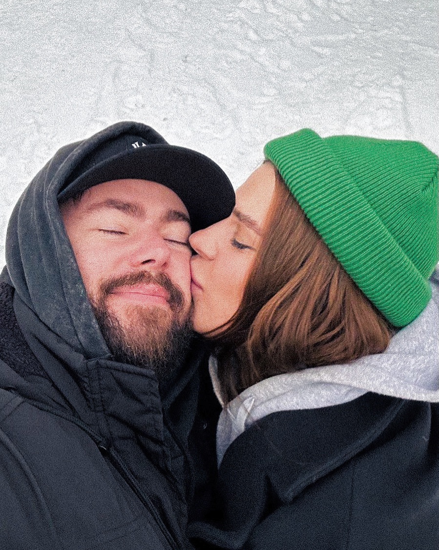 Солістка KAZKA показала свого нареченого у чуттєвому відео