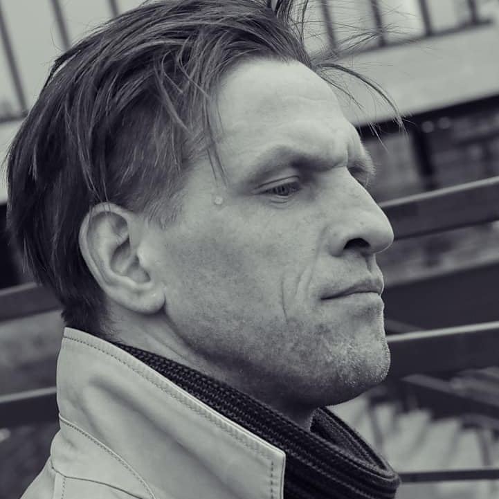 "Ти щиро любив і не терпів фальші". Українці зворушливо прощаються з зіркою кіно Василем Кухарським