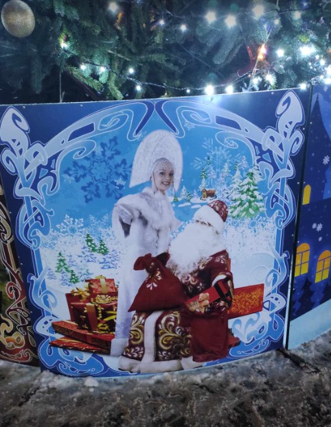 Снегурочка в кокошнике и медведи. Под Киевом елку украсили картинками из российского мультика (фото)