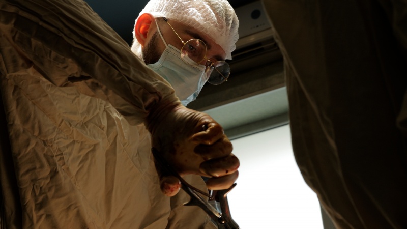 Нескінченна зміна. Один день з медиками лікарні Мечникова, де щодня рятують військових