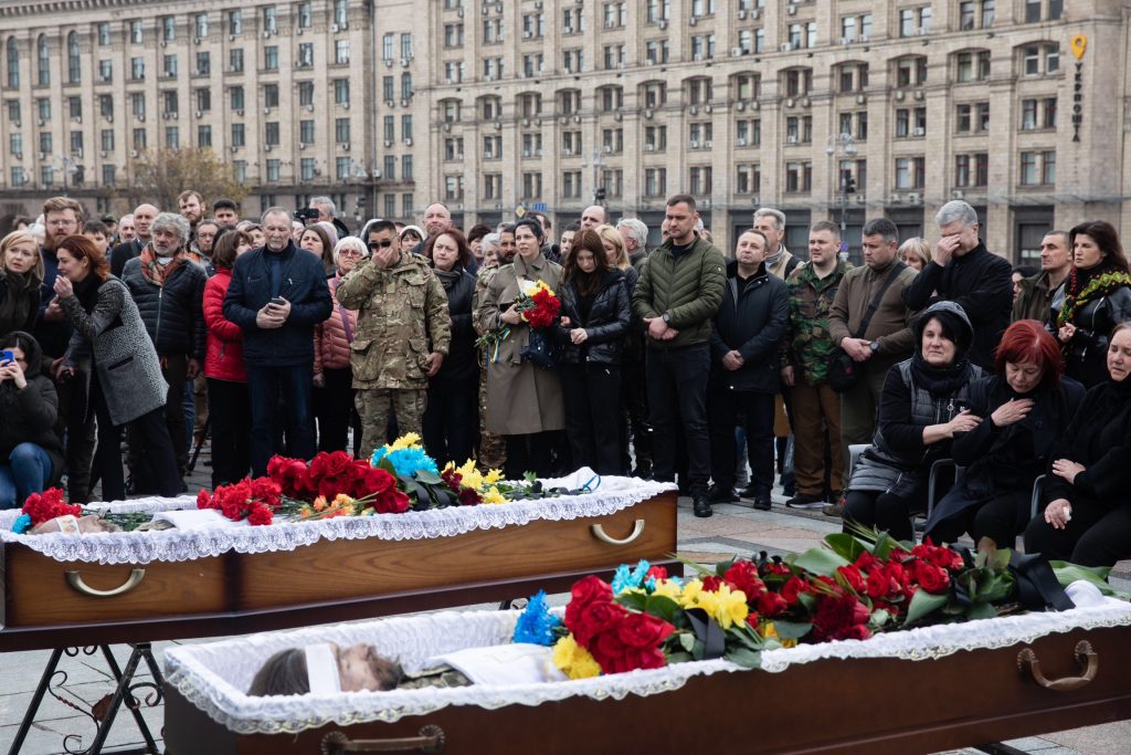 Порошенко з побратимами на Майдані Незалежності попрощалися із Олегом Барною: фото