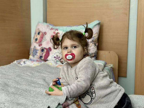 З народження у реанімації, а за кордоном лікувати відмовилися: у Києві врятували маленьку Мілану