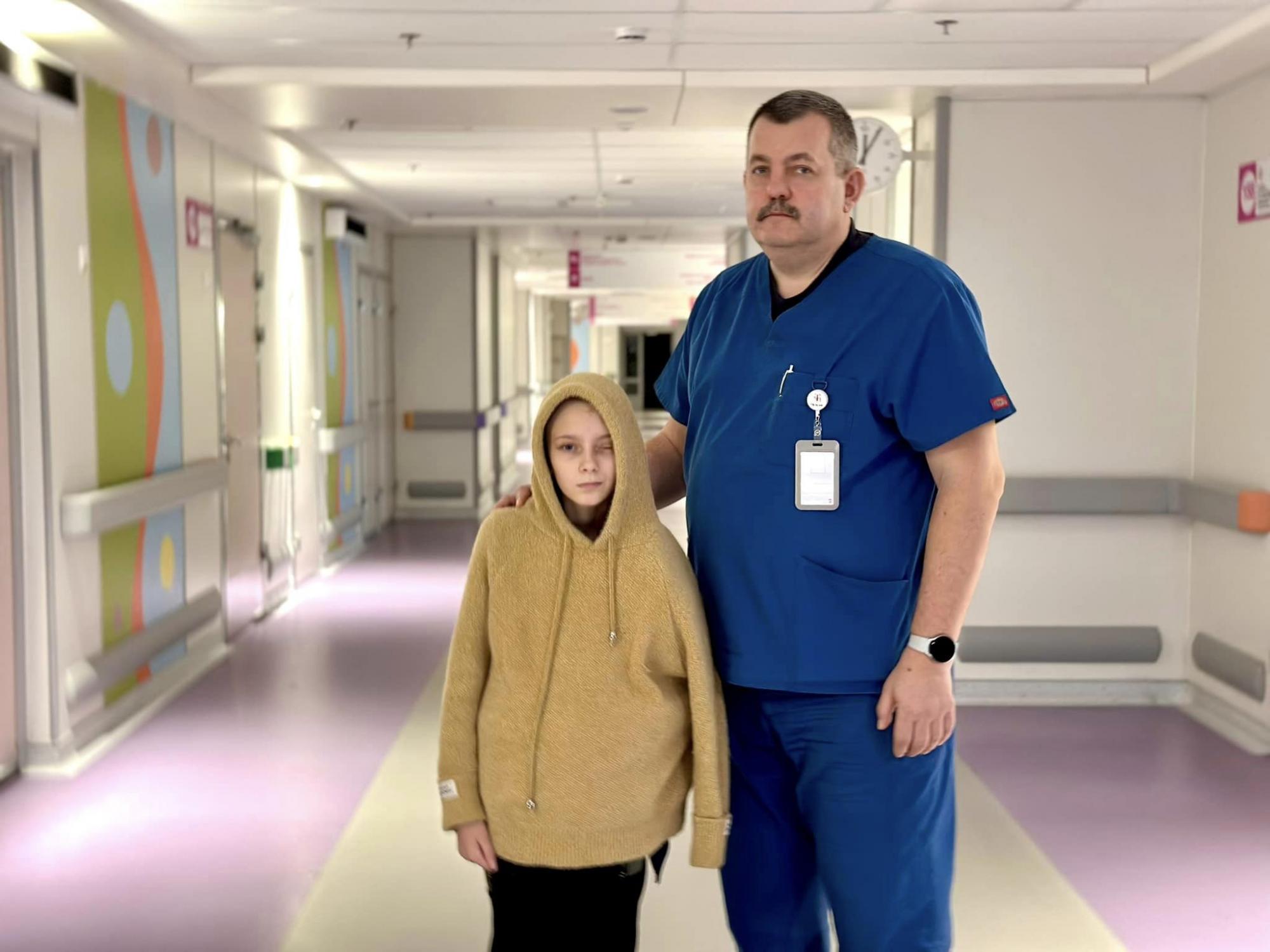 Лежала нерухома серед уламків: у Києві дивом врятували Настю після атаки РФ на її дім