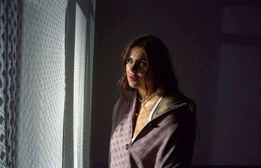 Солістка KAZKA показала свого нареченого у чуттєвому відео