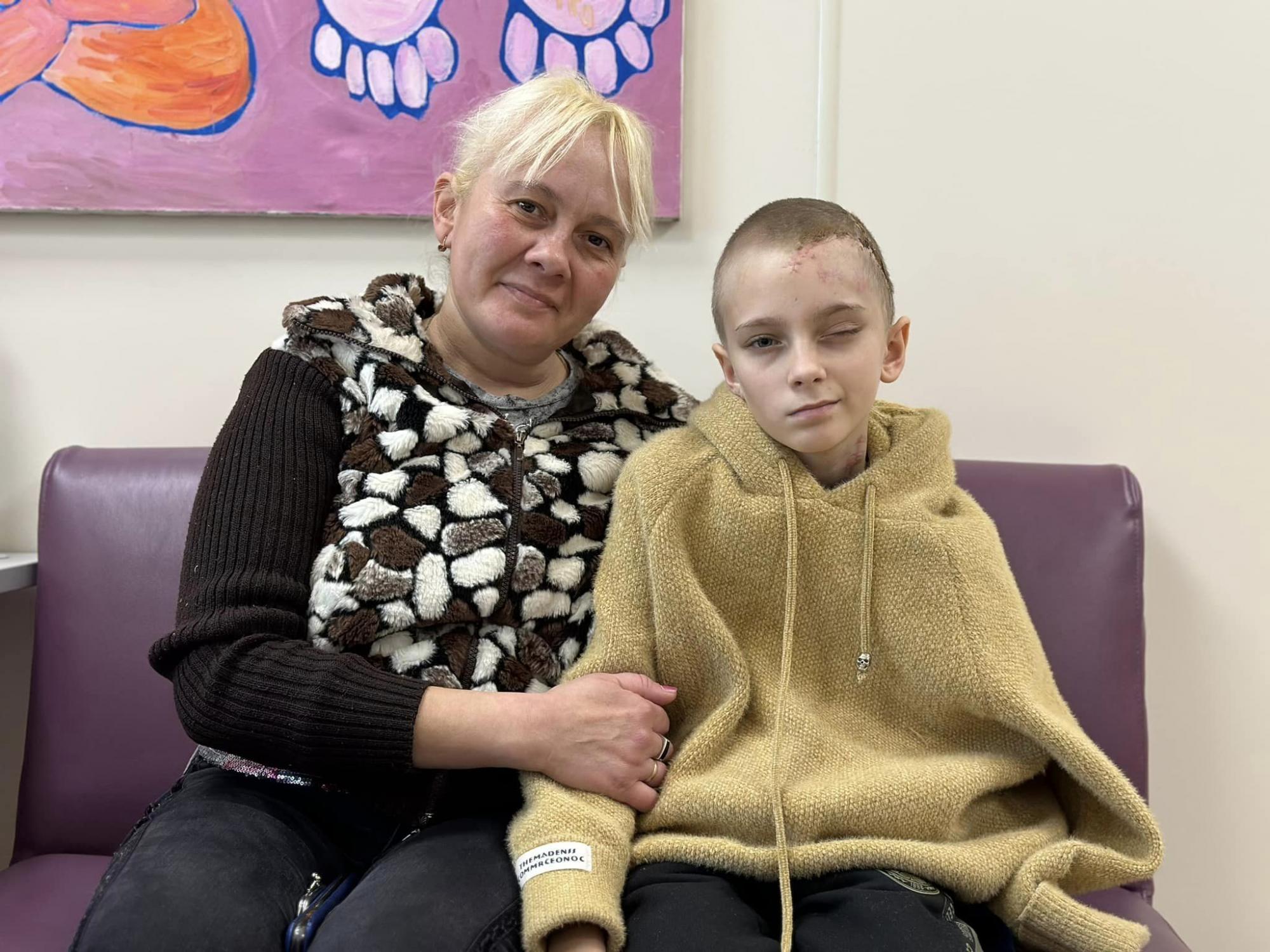 Лежала нерухома серед уламків: у Києві дивом врятували Настю після атаки РФ на її дім