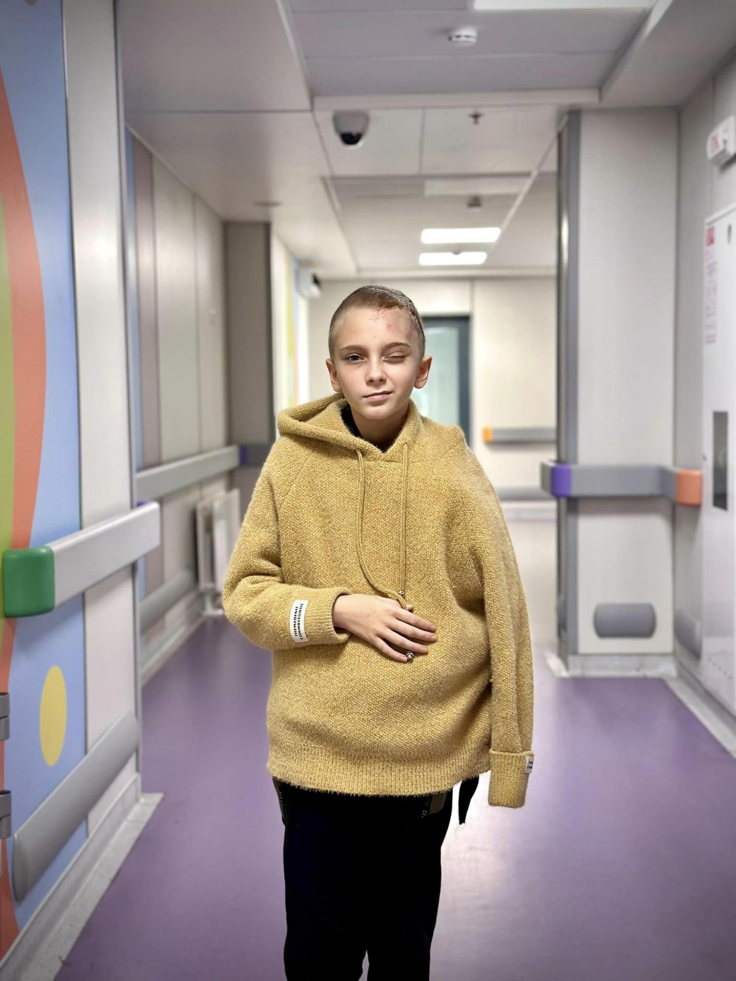 Лежала нерухома серед уламків: у Києві дивом врятували Настю після атаки РФ на її дім