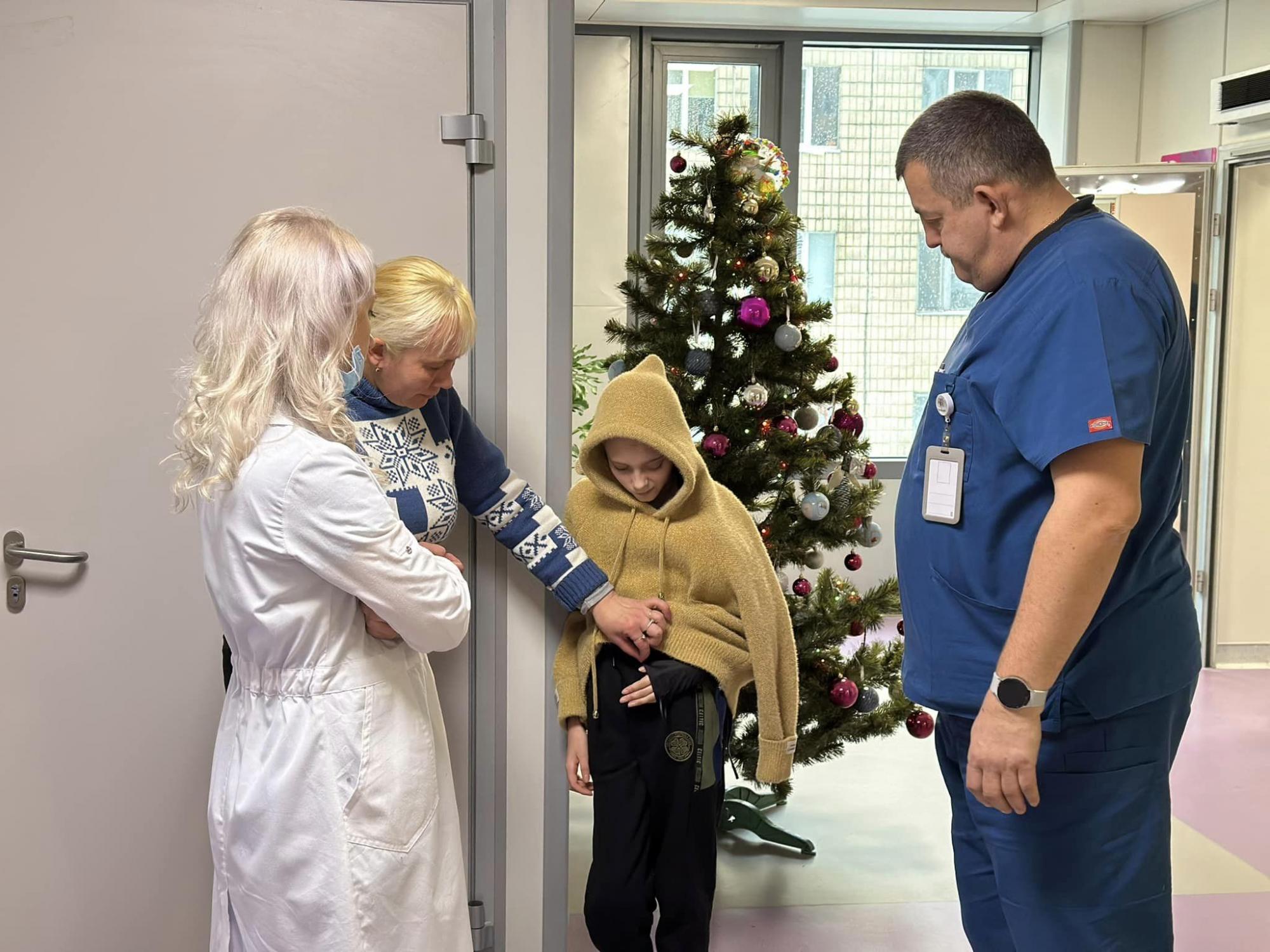 Лежала нерухома серед уламків: у Києві дивом врятували Настю після атаки РФ на її дім