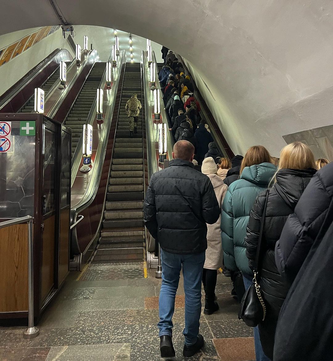 "Символізм зашкалює". Фото військового в метро Києва підірвало мережу та стало символом року