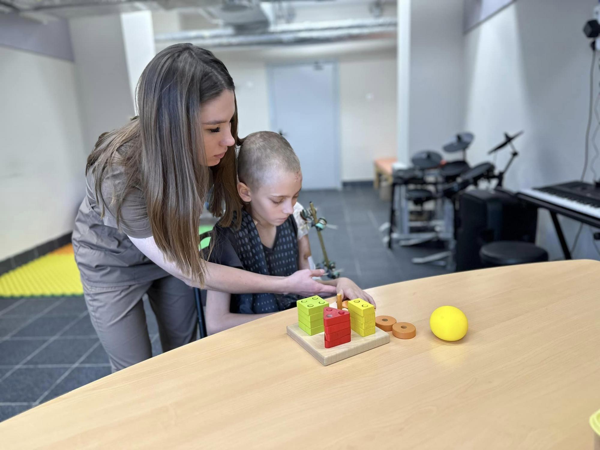 Лежала нерухома серед уламків: у Києві дивом врятували Настю після атаки РФ на її дім