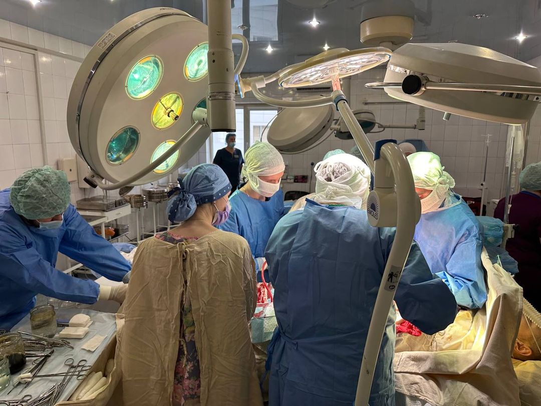 Ішов по хліб. Медики у Дніпрі рятують важкопораненого під час атаки 25-річного чоловіка