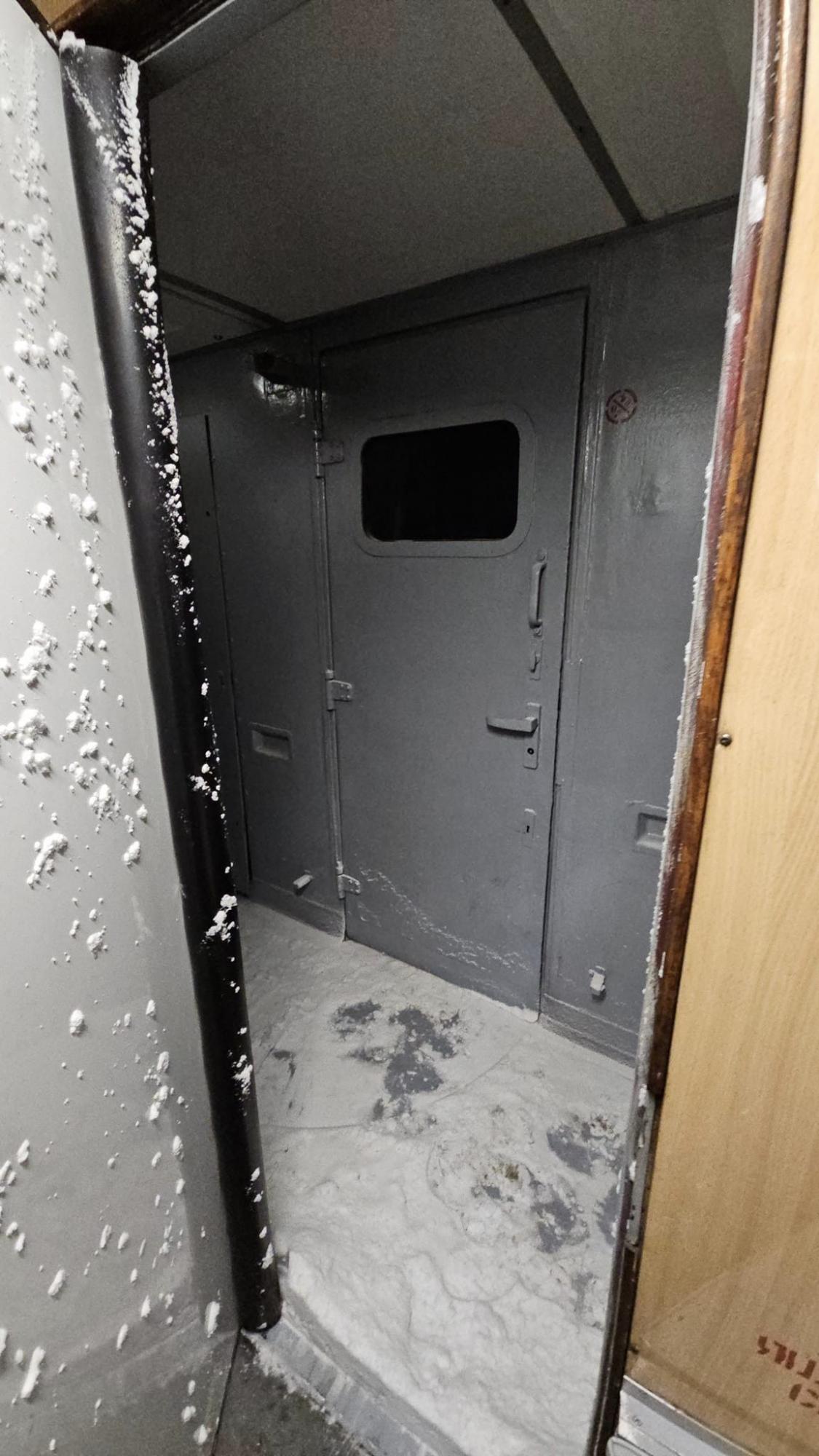 "Полагодили" вікна старим ганчір'ям. Укрзалізницю звинуватили в "заморожуванні" пасажирів (фото)