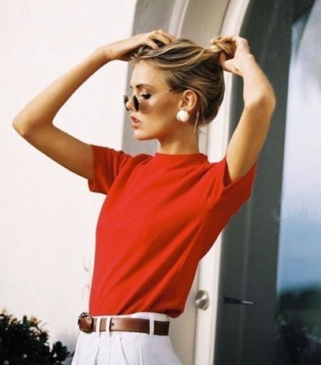 Стилістка розповіла, як стильно носити речі у трендовому червоному кольорі