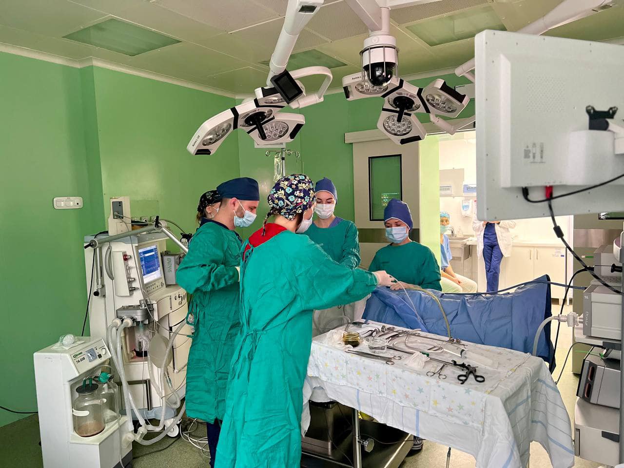 Не могла сходити в туалет 10 днів: у Києві врятували дівчину зі складною патологією