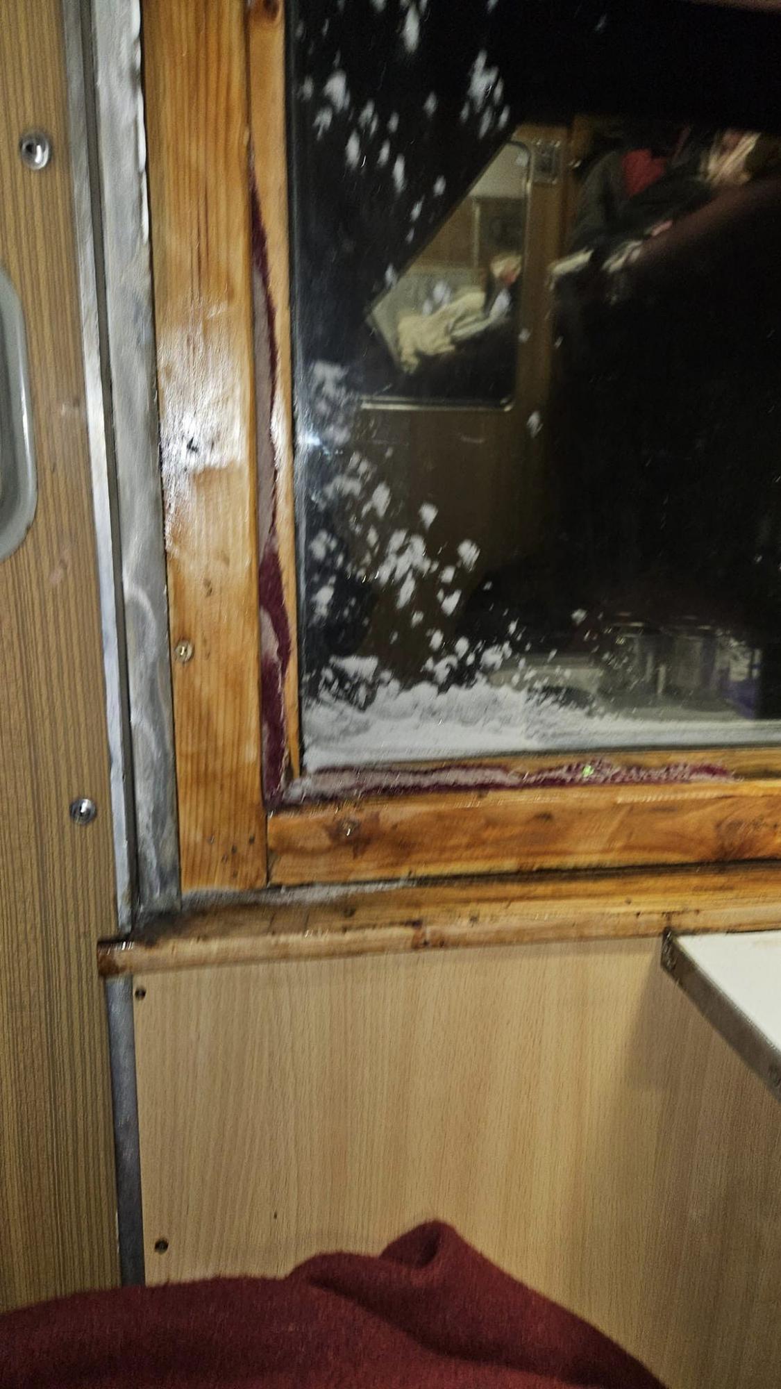 "Полагодили" вікна старим ганчір'ям. Укрзалізницю звинуватили в "заморожуванні" пасажирів (фото)