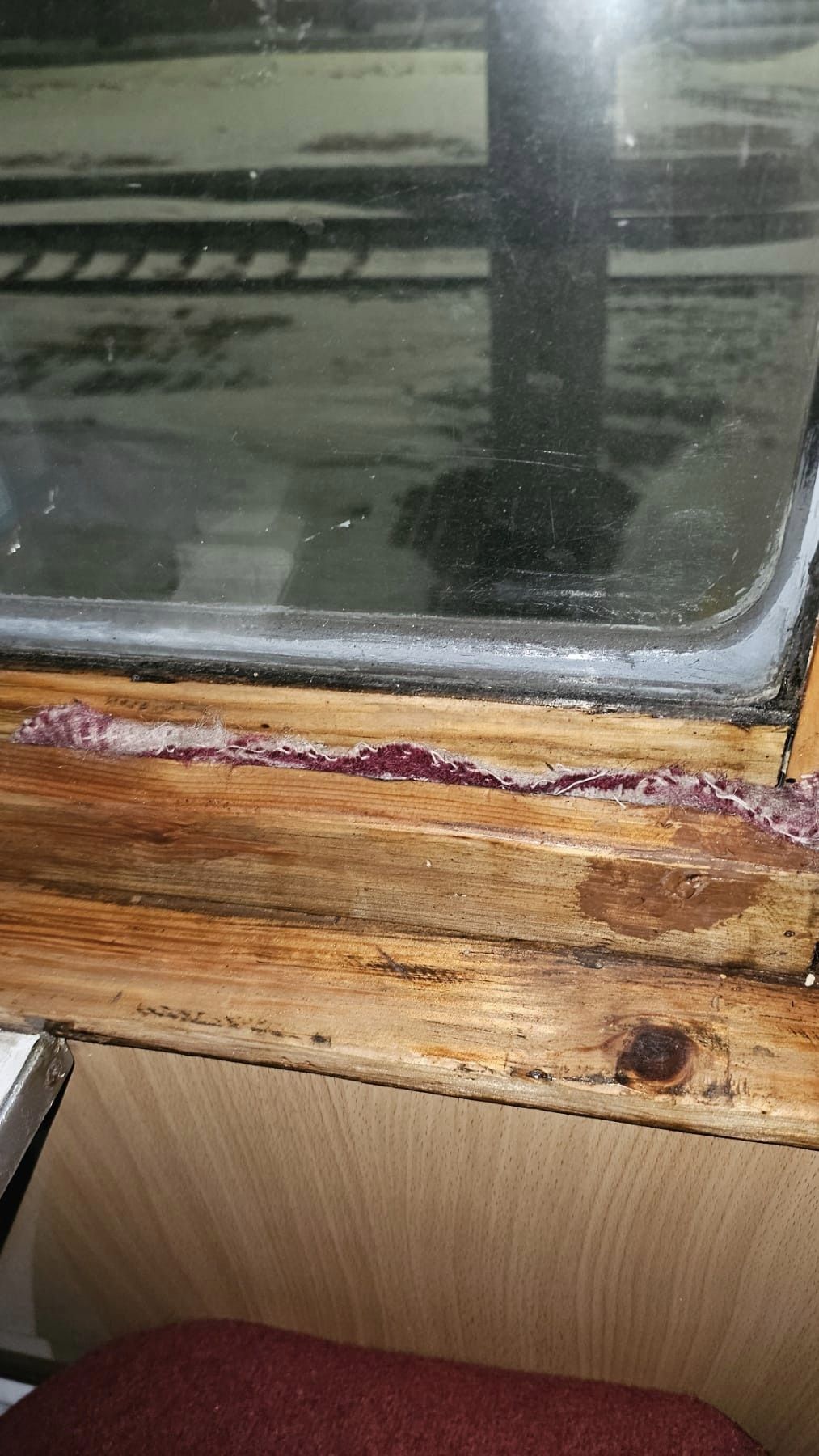 "Полагодили" вікна старим ганчір'ям. Укрзалізницю звинуватили в "заморожуванні" пасажирів (фото)