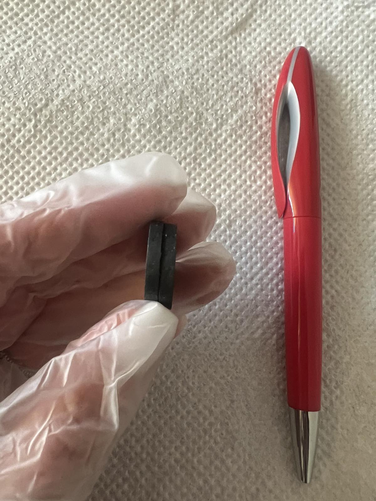 Під вагою шлунок опустився: у Львові дівчинка з'їла величезні магніти (фото)